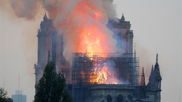 Z pask katedrly Notre-Dame se val plameny (15. dubna 2019)