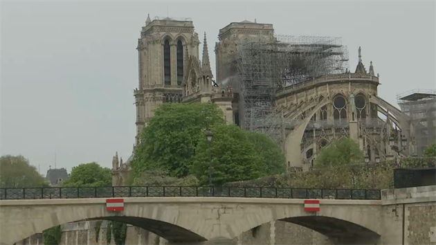Hasii zaali pracovata na odklzen nsledk verejho poru pask katedrly Notre-Dame (15. dubna 2019)