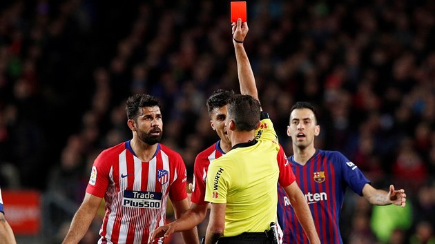JDEŠ VEN. Diego Costa z Atlétika Madrid (vlevo) dostává červenou kartu během ligového zápasu s Barcelonou. Sprostě totiž urazil matku rozhodčího Jesusa Gila Manzana.