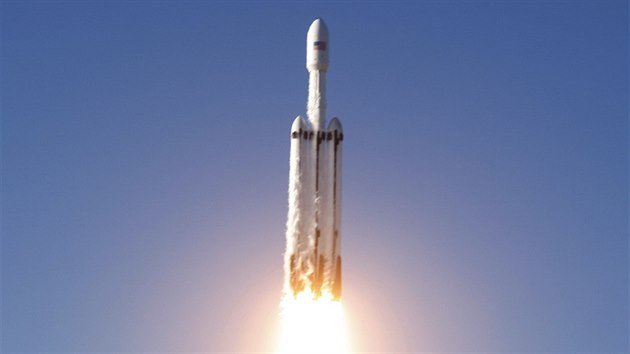 Raketa Falcon Heavy spolenosti SpaceX odlt z Mysu Canaveral.