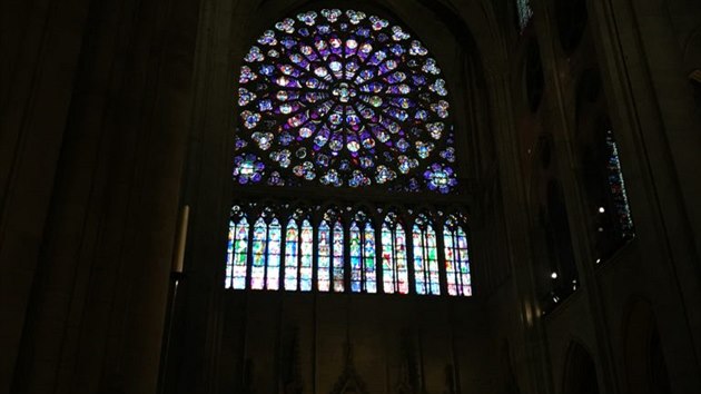 Sbor Puellae et Pueri trv tyto dny v Pai. V Notre-Dame si zazpval jen pr hodin ped niivm porem. (15. dubna 2019)