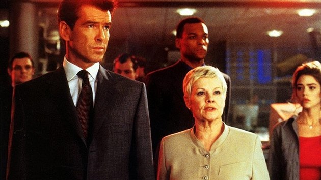Pierce Brosnan a Judi Denchov ve filmu Jeden svt nesta (1999)