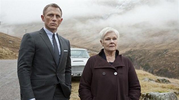 Daniel Craig a Judi Denchová ve filmu Skyfall (2012)
