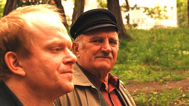 David Novotný a Josef Somr ve filmu O rodičích a dětech (2007)