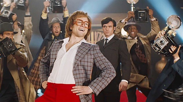 Taron Egerton coby Elton John a Richard Madden jako jeho milenec John Reid ve filmu Rocketman (2019)