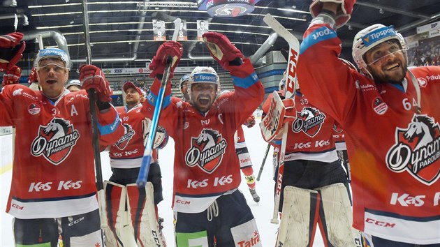 Pardubičtí hokejisté (zleva: Petr Sýkora, Tomáš Rolinek, Brian Ihnacak) slaví udržení v extralize po triumfu v Chomutově.