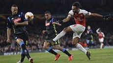 Pierre-Emerick Aubameyang (vpravo) z Arsenalu v utkání proti Neapoli.