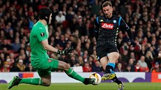 Petr �ech v brance Arsenalu zasahuje proti Fabiánovi Ruizovi z Neapole.