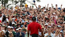 Tiger Woods si uívá potlesk divák po triumfu na Masters v August.