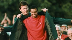 PROSÍM, PANE. Tiger Woods obléká zelené sako pro vítze Masters v roce 1997.