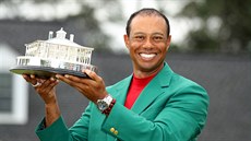 Tiger Woods s trofejí pro vítěze Masters.