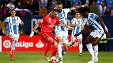 Karim Benzema z Realu Madrid mezi bránícími soupe�i z Leganes.