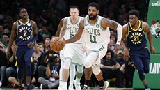 Do útoku vyráí Kyrie Irving z Bostonu.