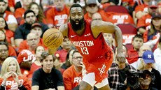 ELMA V AKCI. James Harden z Houstonu v akci v utkání proti Utahu.