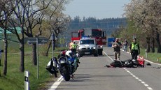 Na Píbramsku zemel motorká po sráce s autem (19. dubna 2019).