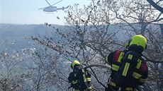 S poárem u ee u Prahy bojují hasii od páteního poledne, kolem páté hodiny...