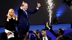 Izraelský premiér Benjamin Netanjahu zdraví své píznivce po oznámení odhad...