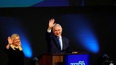 Izraelský premiér Benjamin Netanjahu zdraví své píznivce po oznámení odhad...