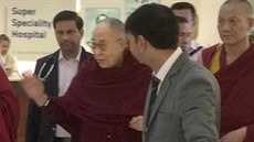 Tibetský duchovní vdce dalajlama opoutí nemocnici v indickém Dillí, kde byl...