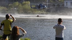 Poár lesního porostu u ee u Prahy. Vrtulník nabírá vodu z Vltavy. (19. dubna...