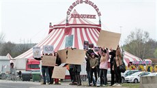 Protest aktivist za cirkusy bez zvíat ped stanovitm cirkusu Berousek...