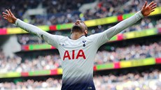 Lucas Moura z Tottenhamu slaví sv�j t�etí zásah do st� Huddersfiledu.