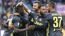 Fotbalisté Juventusu slaví branku v zápasu s týmem Spal Ferrara.