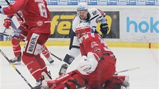 Jan Ková� z Plzn� (v bílém) se v extraligovém play off ocitl v �anci p�ed...
