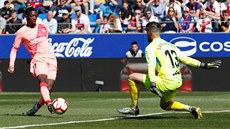 Ousmane Dembelé z Barcelony (vlevo) se snaí pekonat brankáe Huescy Roberta...