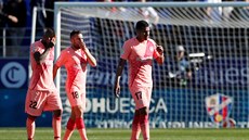 Zklamaní fotbalisté Barcelony odcházejí ze h�i�t� po bezbrankové remíze s...