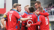 Fotbalisté Plzně se radují z gólu v utkání s Baníkem Ostrava.