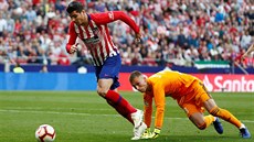 Álvaro Morata z Atlética Madrid (vlevo) pelstil gólmana Celty Vigo a chystá se...