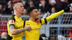 Fotbalisté Dortmundu se radují z branky do sít Mohue.