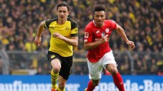 Thomas Delaney z Dortmundu (vlevo) se snaí prchnout Karimu Onisiwovi z Mohue.