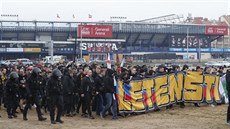 Fanouci Sparty se od stadionu svého týmu vydávají na pochod Prahou ped derby...