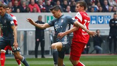 Robert Lewandowski z Bayernu Mnichov (vlevo) se snaí uvolnit od Marcela...