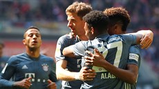 Fotbalisté mnichovského Bayernu se radují z gólu v duelu proti Düsseldorfu.