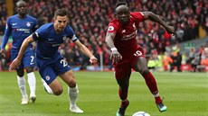 César Azpilicueta z Chelsea (vlevo) a Sadio Mané z Liverpoolu sprintují za...