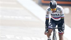 Vyerpaný Peter Sagan ze Slovenska dojídí do cíle závodu Paí-Roubaix.