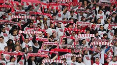 Fanoušci pražské Slavie povzbuzují svůj tým v derby se Spartou.