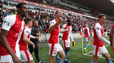 Fotbalisté Slavie se radují z gólu Tomáe Souka (uprosted) v derby se Spartou.