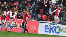 Tomá Souek ze Slavie (vlevo) se raduje z gólu v derby se Spartou.