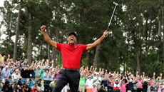 Americký golfista Tiger Woods slaví triumf na Masters.