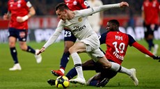 Julian Draxler z PSG (v bílém) ustál souboj s Nicolasem Pepem z Lille a...