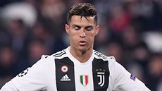 Jako by Cristiano Ronaldo nevěřil, že jeho Juventus prohrává s Ajaxem.