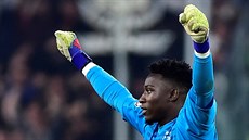 Branká André Onana (Ajax) se raduje z branky Mathijse De Ligta do sít...