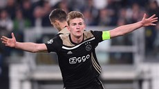 Mladý kapitán Ajaxu Matthijs de Ligt se raduje ze svého zásahu do sítě...