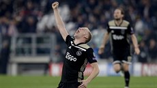IRÁ RADOST. Záloník Donny van de Beek slaví postup Ajaxu do semifinále Ligy...