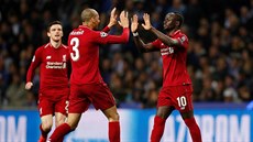 NAKONEC PLATÍ. Sadio Mané z Liverpoolu (vpravo) si plácá s Fabinhem poté, co...