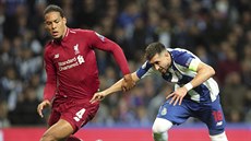 Virgil van Dijk z Liverpoolu steí mí ped Hectorem Herrerou z Porta.